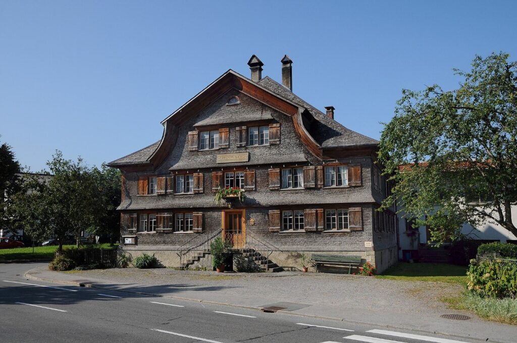 Das Gasthaus Taube in Andelsbuch in Vorarlberg erfährt eine Nachnutzung als Veranstaltungs- und Ausstellungsort. 