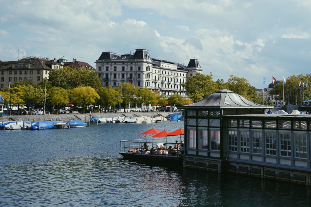 Badesaison Zürich im Frauenbad am Stadtquai. Ein Landmark, passend zum Blogthema Innenstädte attraktivieren
