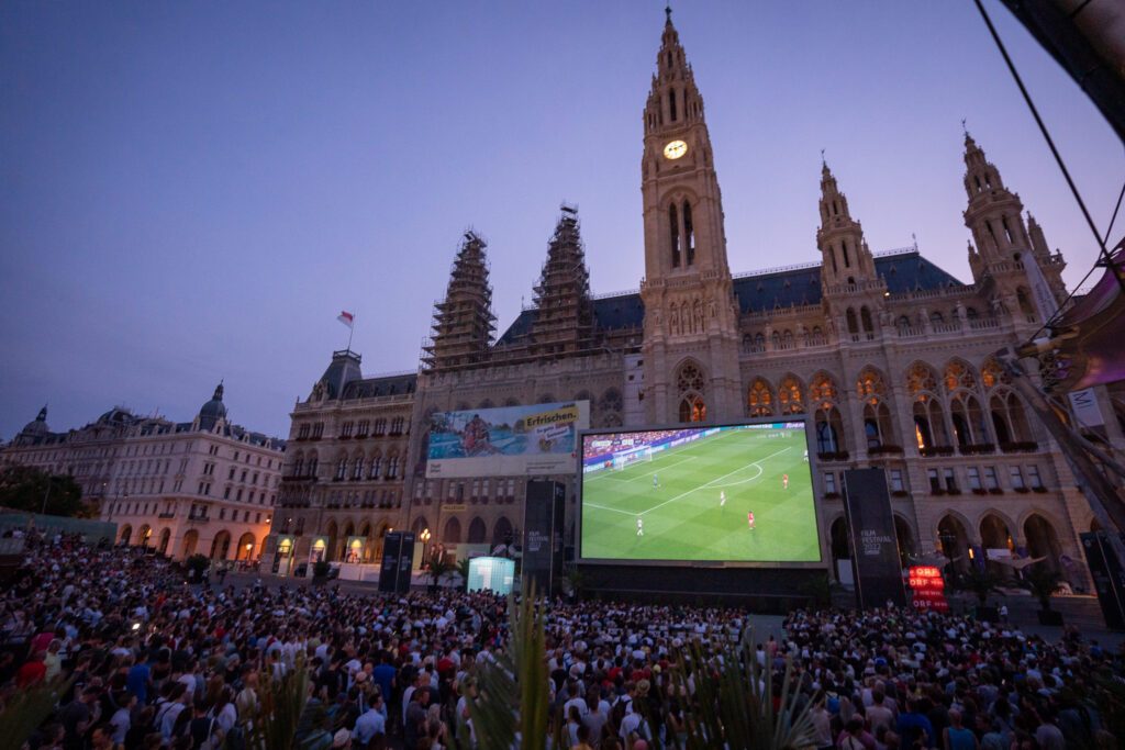 Fußball Public Viewing auf dem Wiener Rathausplatz