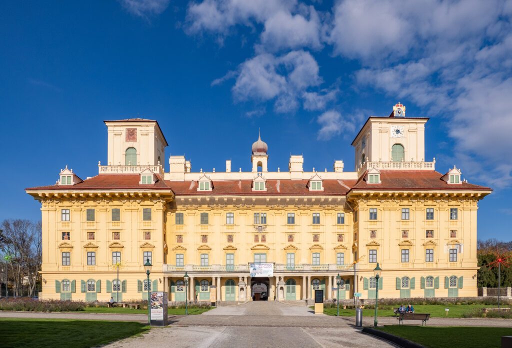 Schloss Esterházy in Eisenstadt bei schönem Wetter