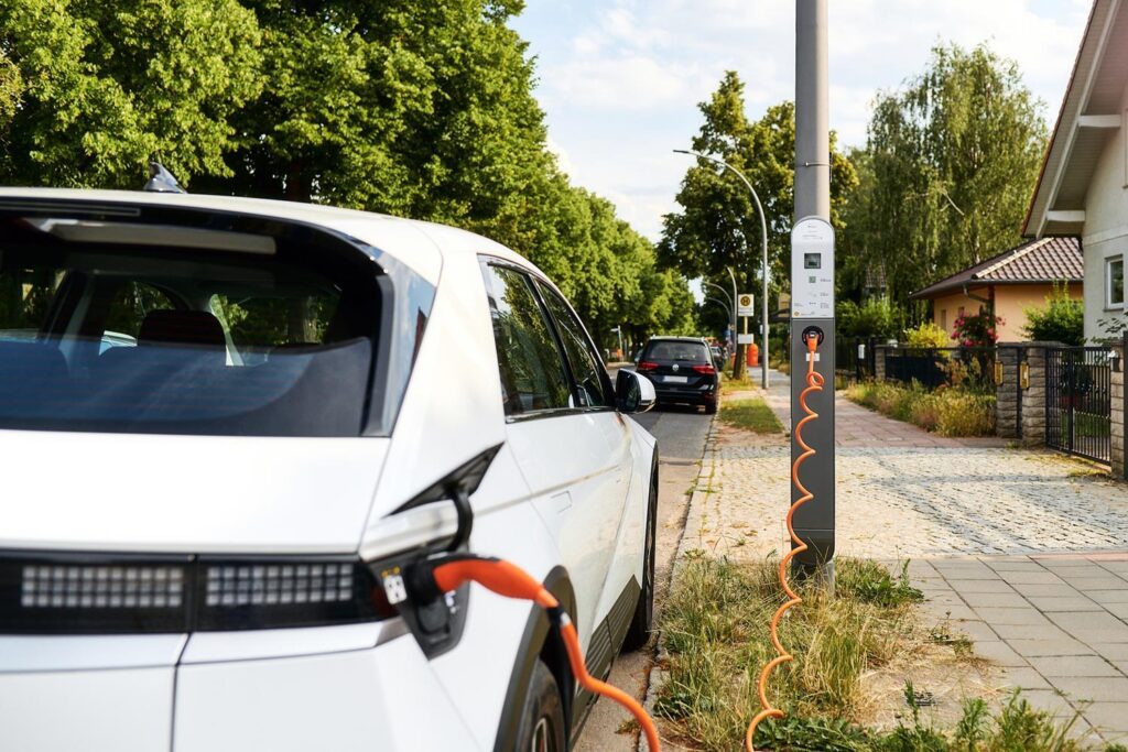 Innovative Laternen Ladestationen der Firma ubitricity sind die ideale Ladeinfrastruktur in Wohngebieten. 